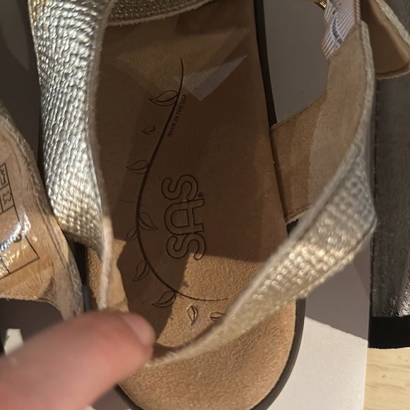 SAS Gold Sandals with Asymmetrical Straps - Picture 5 of 5